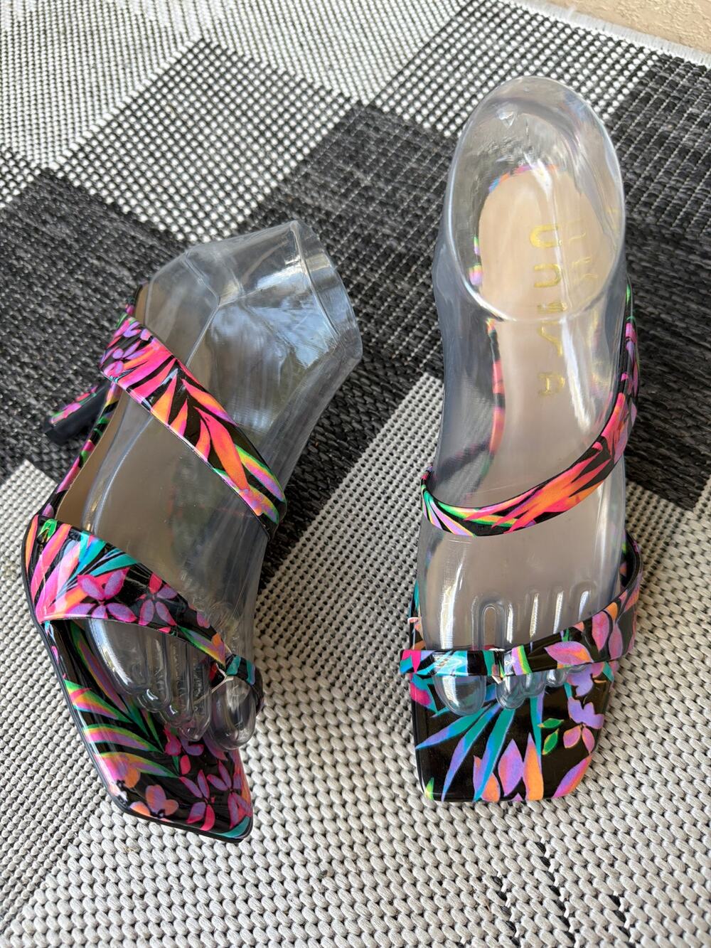 NEW UNISA Camia Floral Sandals Womens 8M Square Toe Thong Vibrant Garden Party